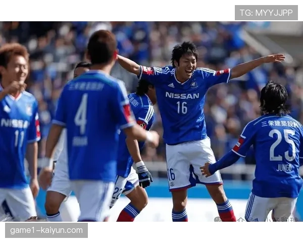 秋田蓝闪电与大分三神半场战成零比零场面胶着难分高下